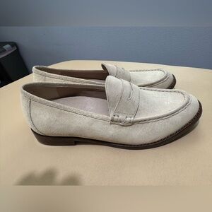 Vionic Waverly cream and gold leather loafer size 8.5